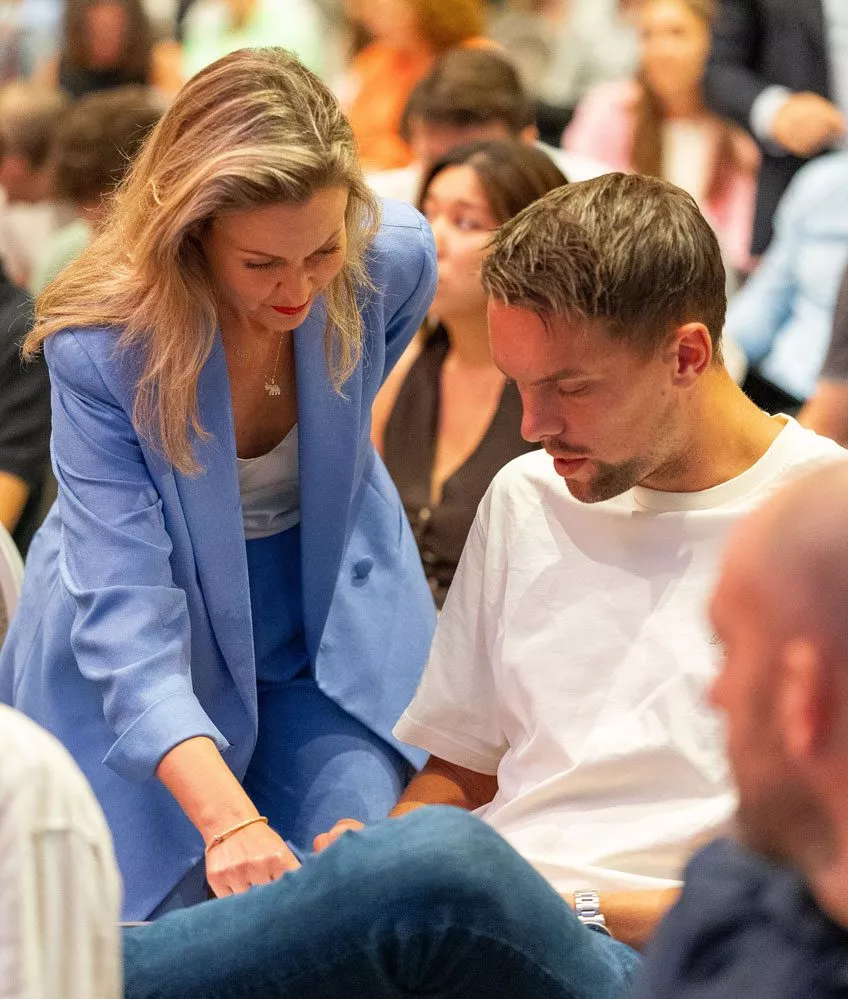 Vrouwelijke coach geeft man uitleg tijdens het Inner Stance event