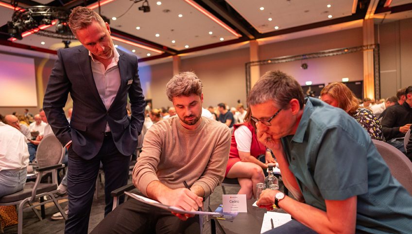 3 mannen overleggen tijdens Inner Stance event