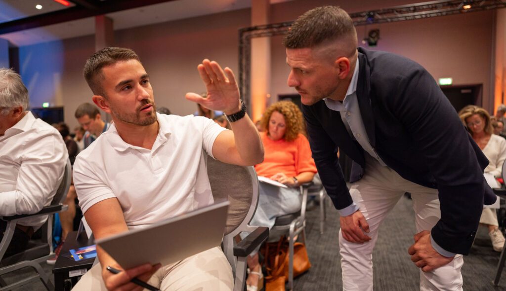 Twee mannen overleggen met elkaar tijdens het Inner Stance kickoff event