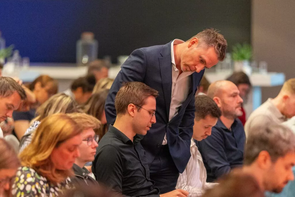 man kijkt mee bij deelnemer tijdens Inner Stance event
