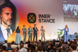 Inner Stance coaches staan op het podium tijdens het kickoff event