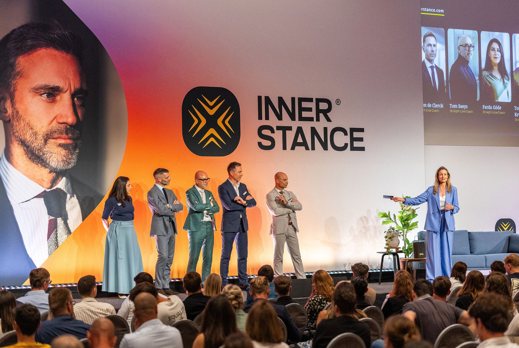 Inner Stance coaches staan op het podium tijdens het kickoff event