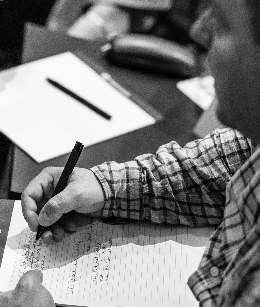 Man maakt notities tijdens Inner Stance event