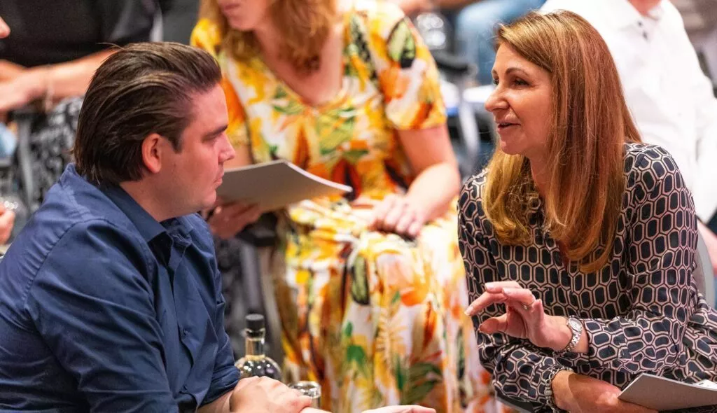 Man en vrouw overleggen tijdens Inner Stance event