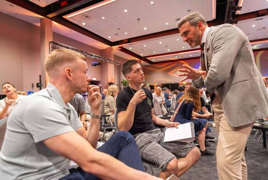 drie mannen overleggen met elkaar tijdens Inner Stance event