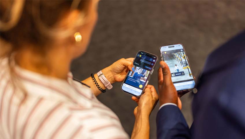Twee mensen kijken op hun telefoon naar het Inner Stance platform