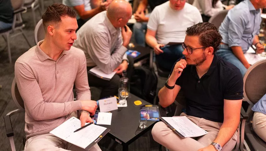 Twee mannen overleggen met elkaar