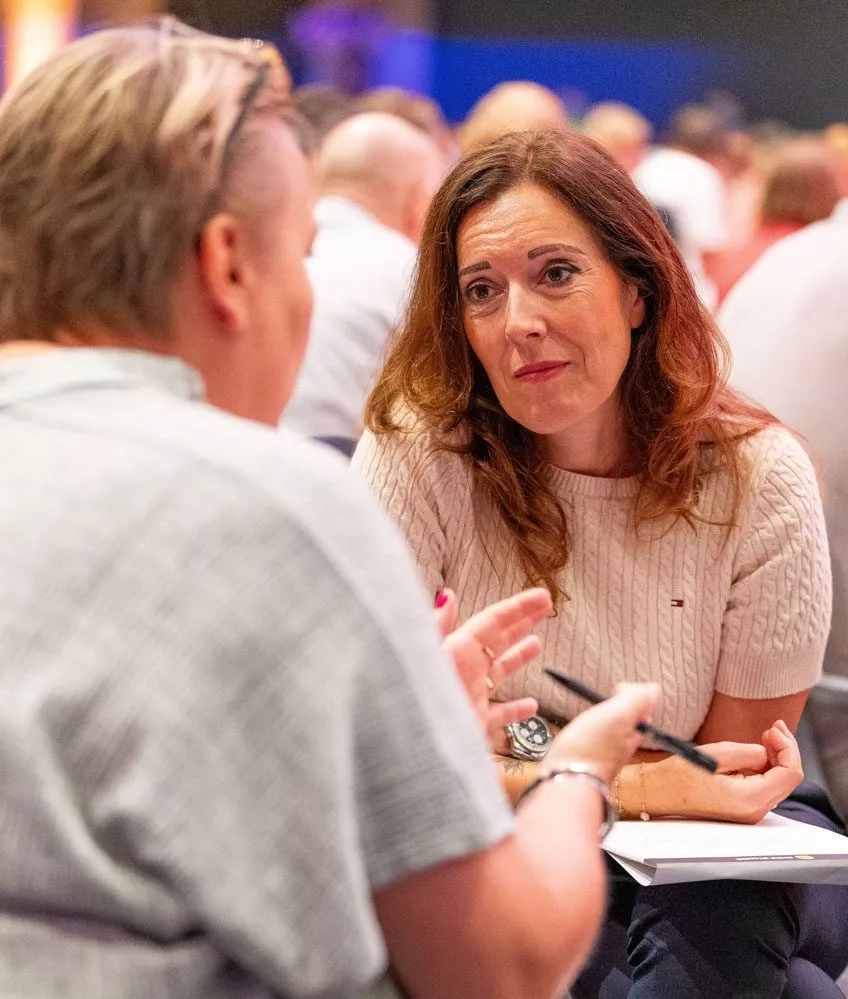 twee vrouwen communiceren met elkaar tijdens Inner Stance event