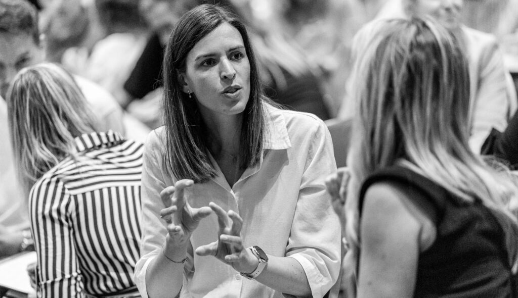 Twee vrouwen overleggen over 'wat is leiderschap'