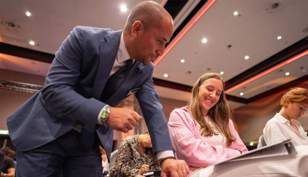 Man geeft uitleg aan vrouw tijdens Inner Stance event
