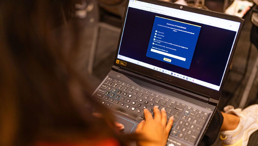 Vrouw kijkt naar laptop scherm met daarop het Inner Stance platform