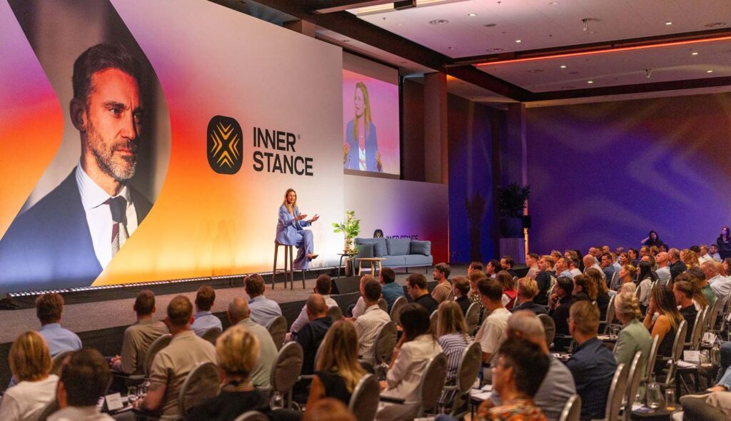 Mandy van der Put spreekt zaal met mensen toe tijdens Inner Stance event