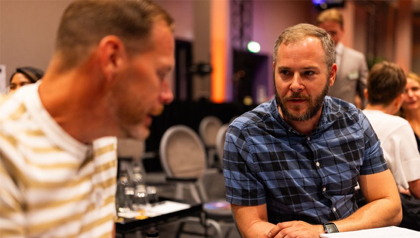 Twee mannen bespreken de 5 leiderschapscompetenties met elkaar tijdens Inner Stance event