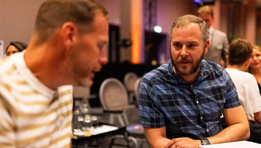 Twee mannen bespreken de 5 leiderschapscompetenties met elkaar tijdens Inner Stance event