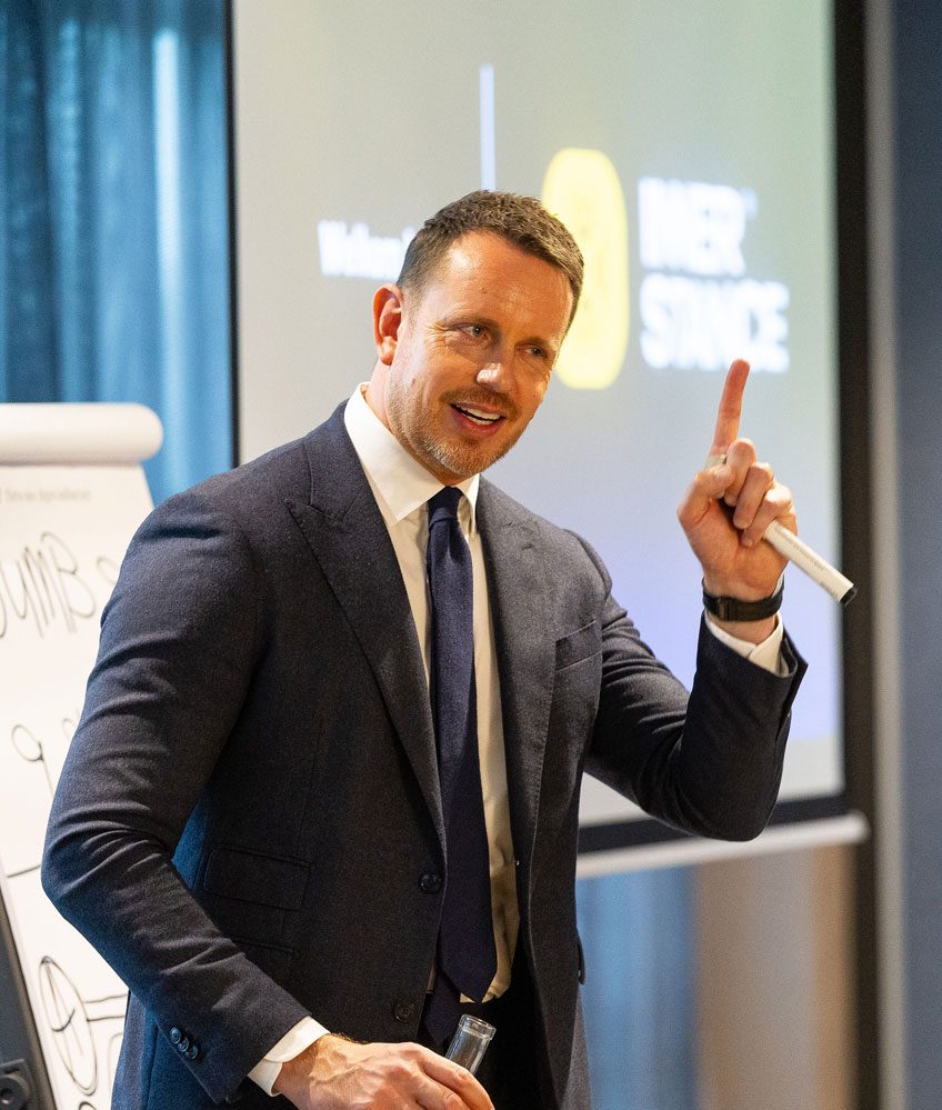 Man in pak geeft presentatie tijdens Inner Stance event