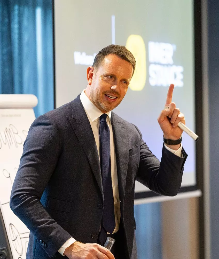 Man in pak geeft presentatie tijdens Inner Stance event