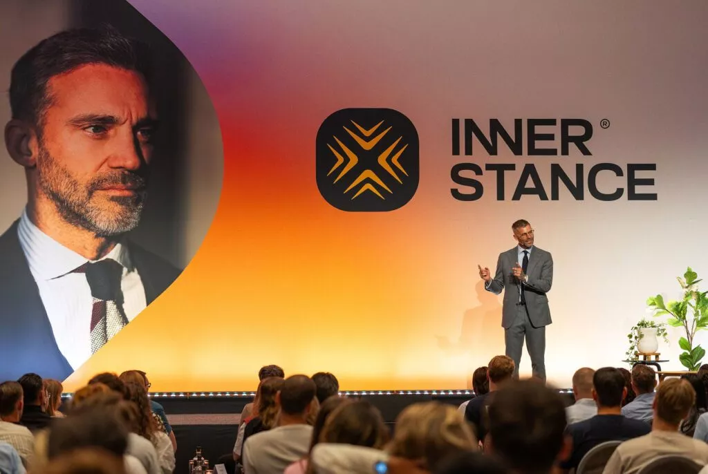 Mannelijke Inner Stance coach geeft een presentatie aan het publiek