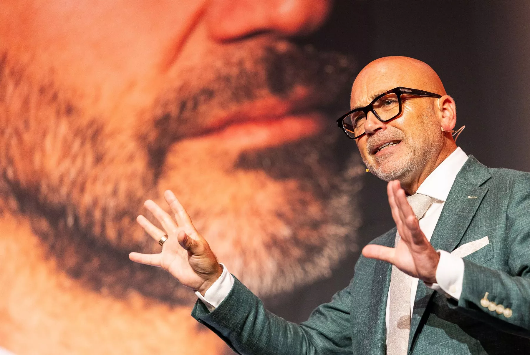 Mannelijke Inner Stance coach spreekt op het podium