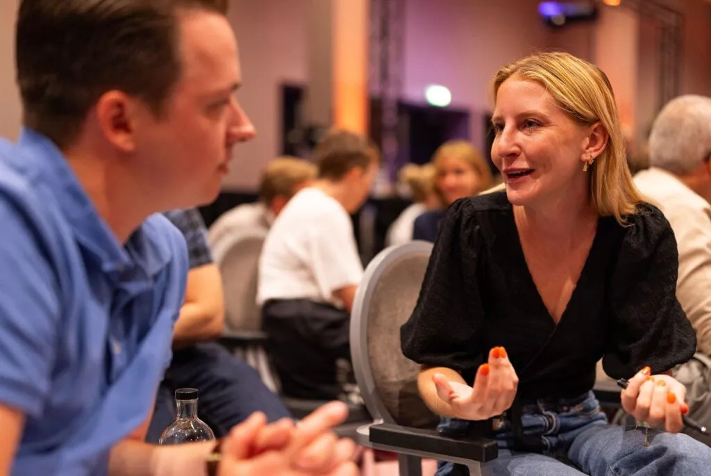 Man en vrouw overleggen