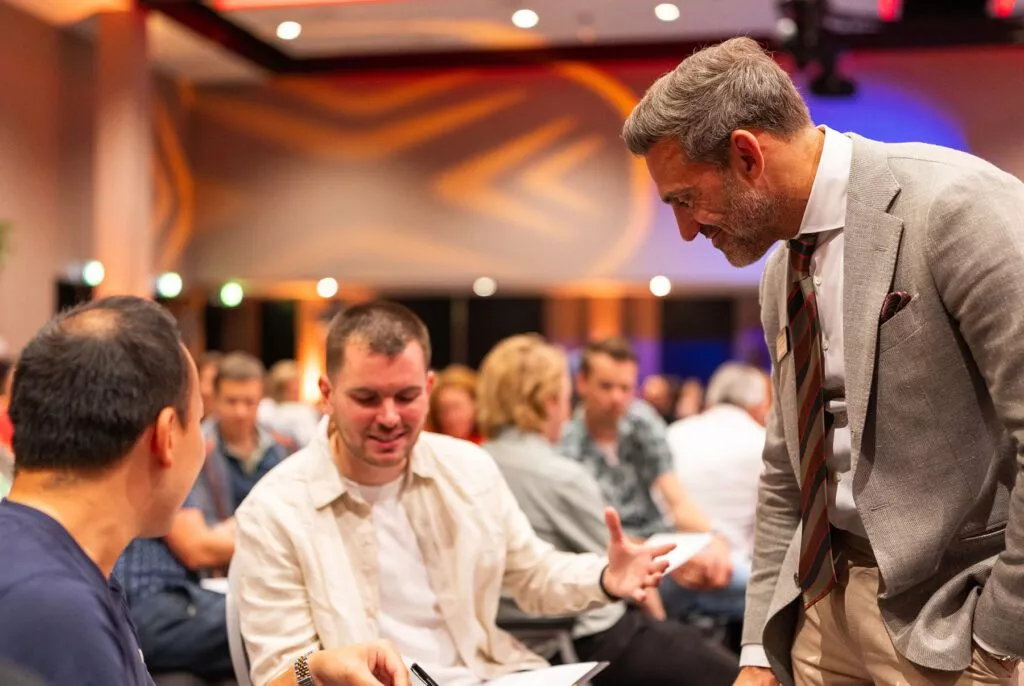 Twee mannen met overleggen met Inner Stance coach