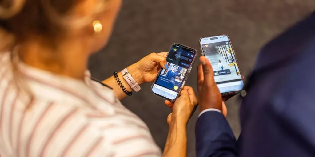 Man en vrouw kijken naar telefoon met daarop het Online coachingsysteem van Inner Stance