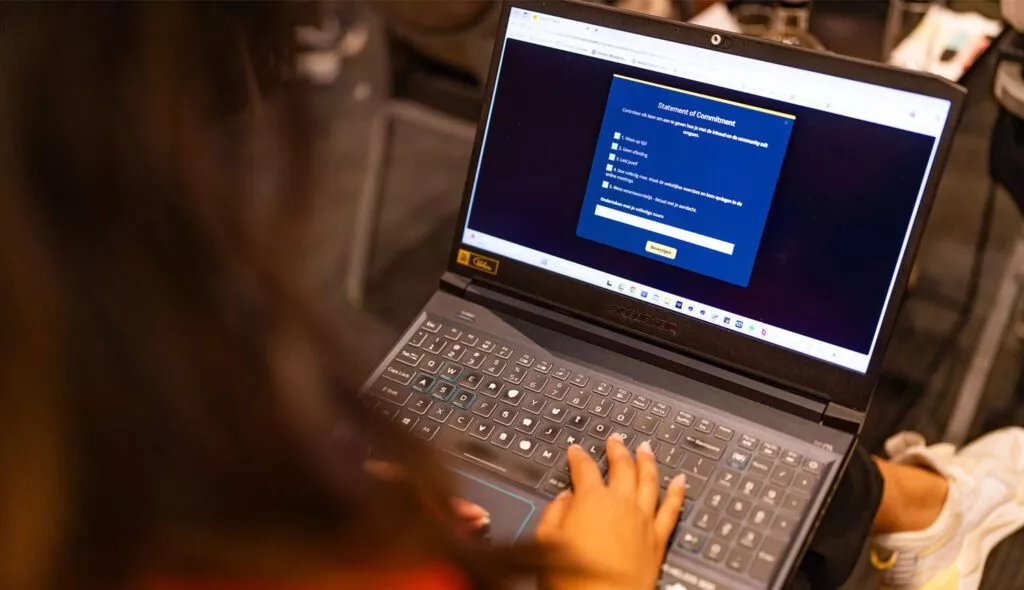 Vrouw werkt op laptop op online Inner Stance platform
