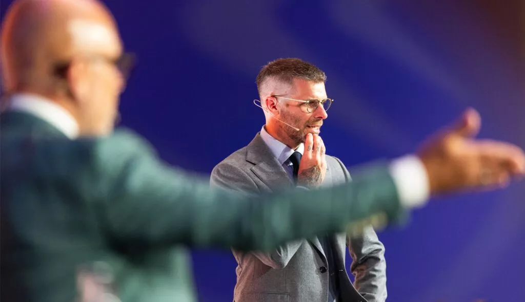 Twee mannen op het podium tijdens Inner Stance event