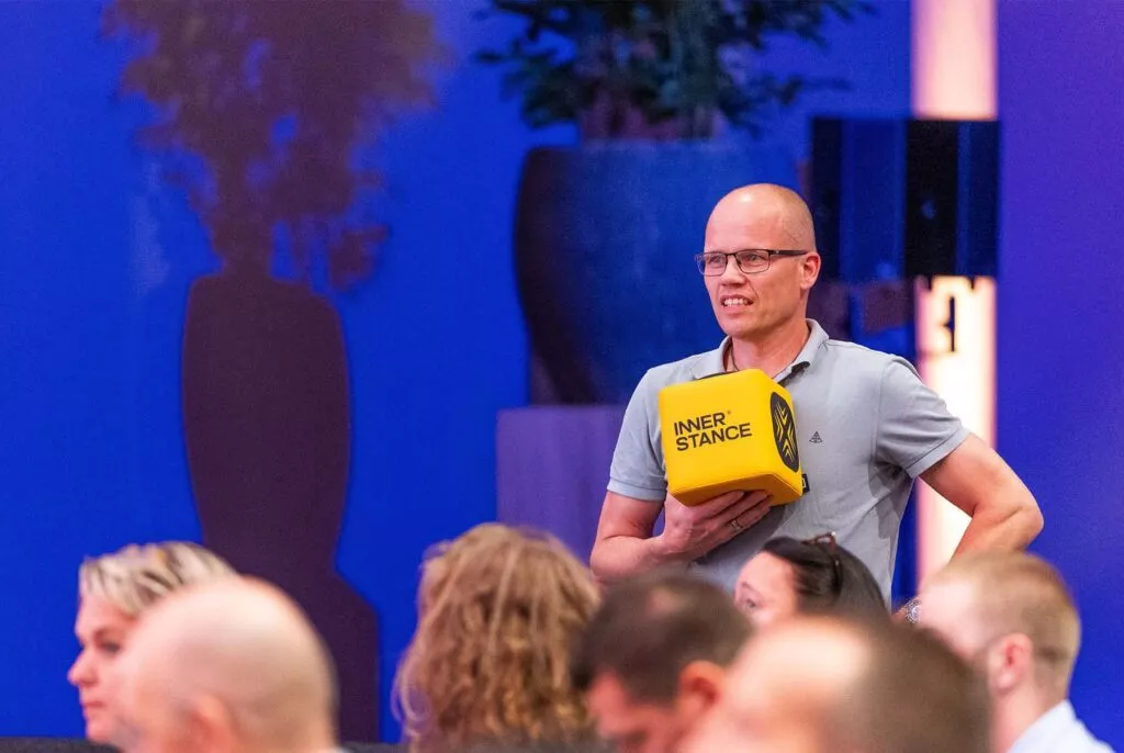 Man spreekt met overtuigingskracht in groep