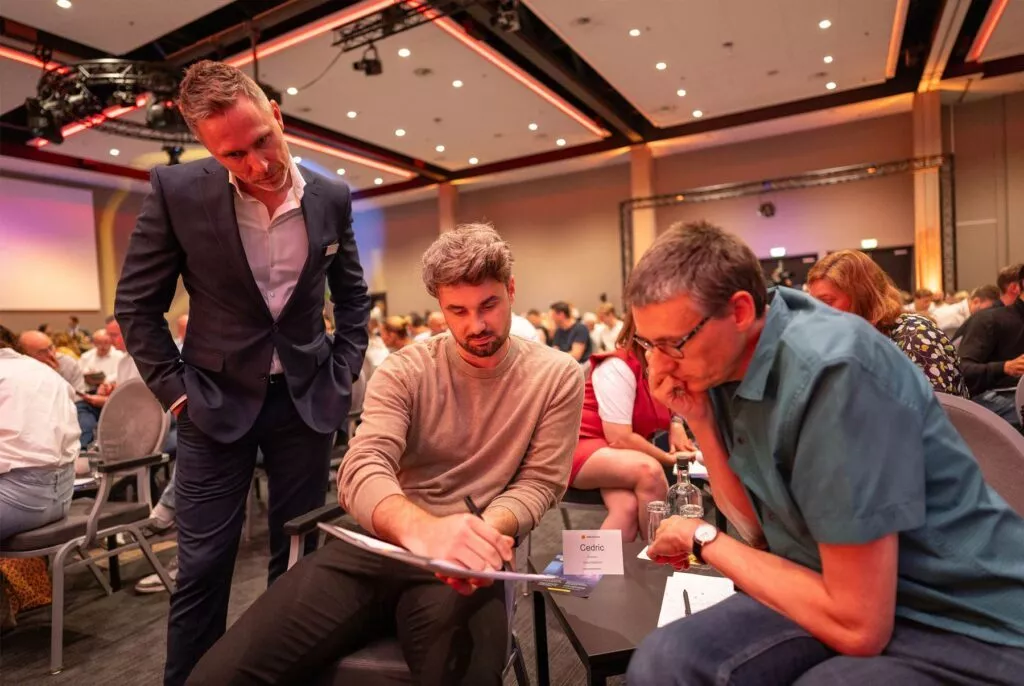 drie mannen overleggen tijdens het inner stance event