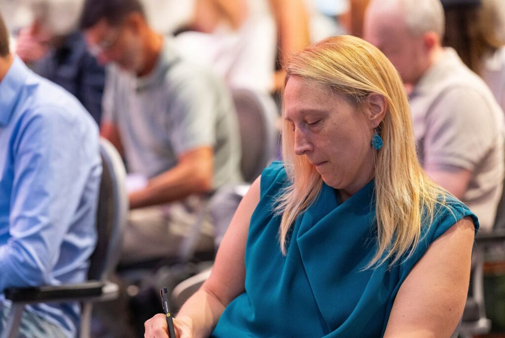 Vrouw maakt aantekeningen tijdens het Inner Stance event