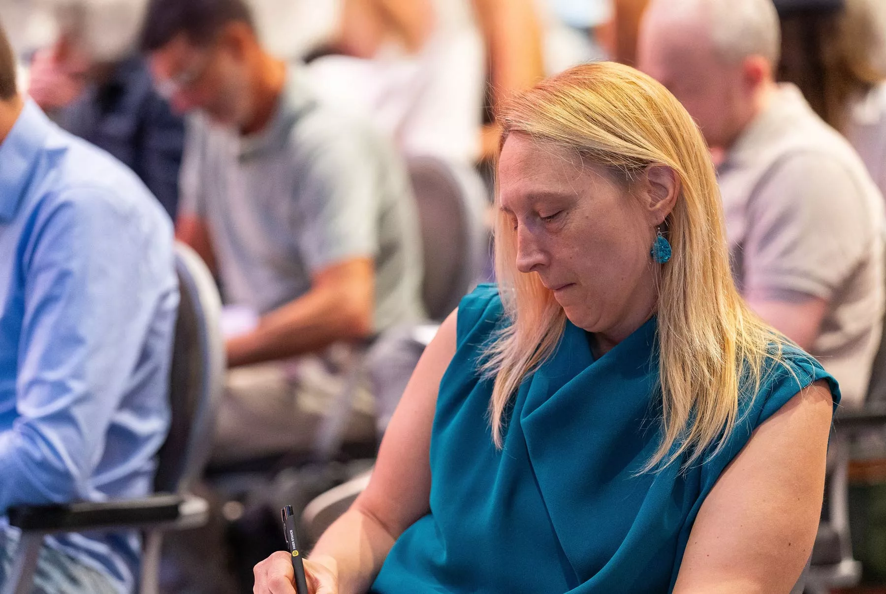 Vrouw maakt aantekeningen tijdens het Inner Stance event