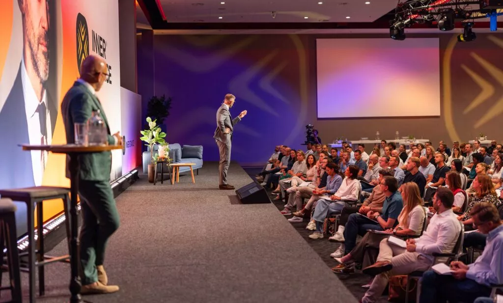 Man geeft een presentatie op het podium