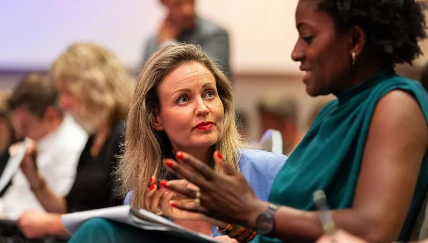 Vrouw krijgt hulp van coach