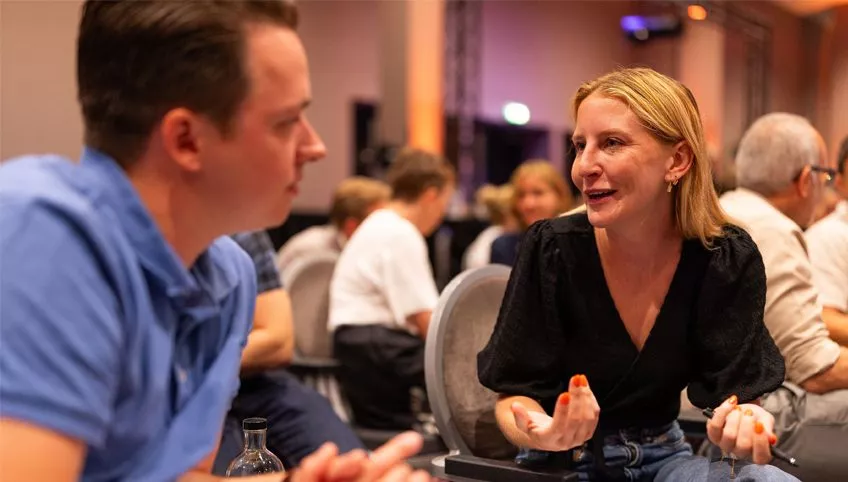 Man en vrouw overleggen samen