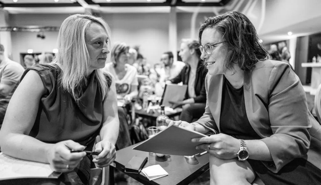 Vrouwen overleggen tijdens event
